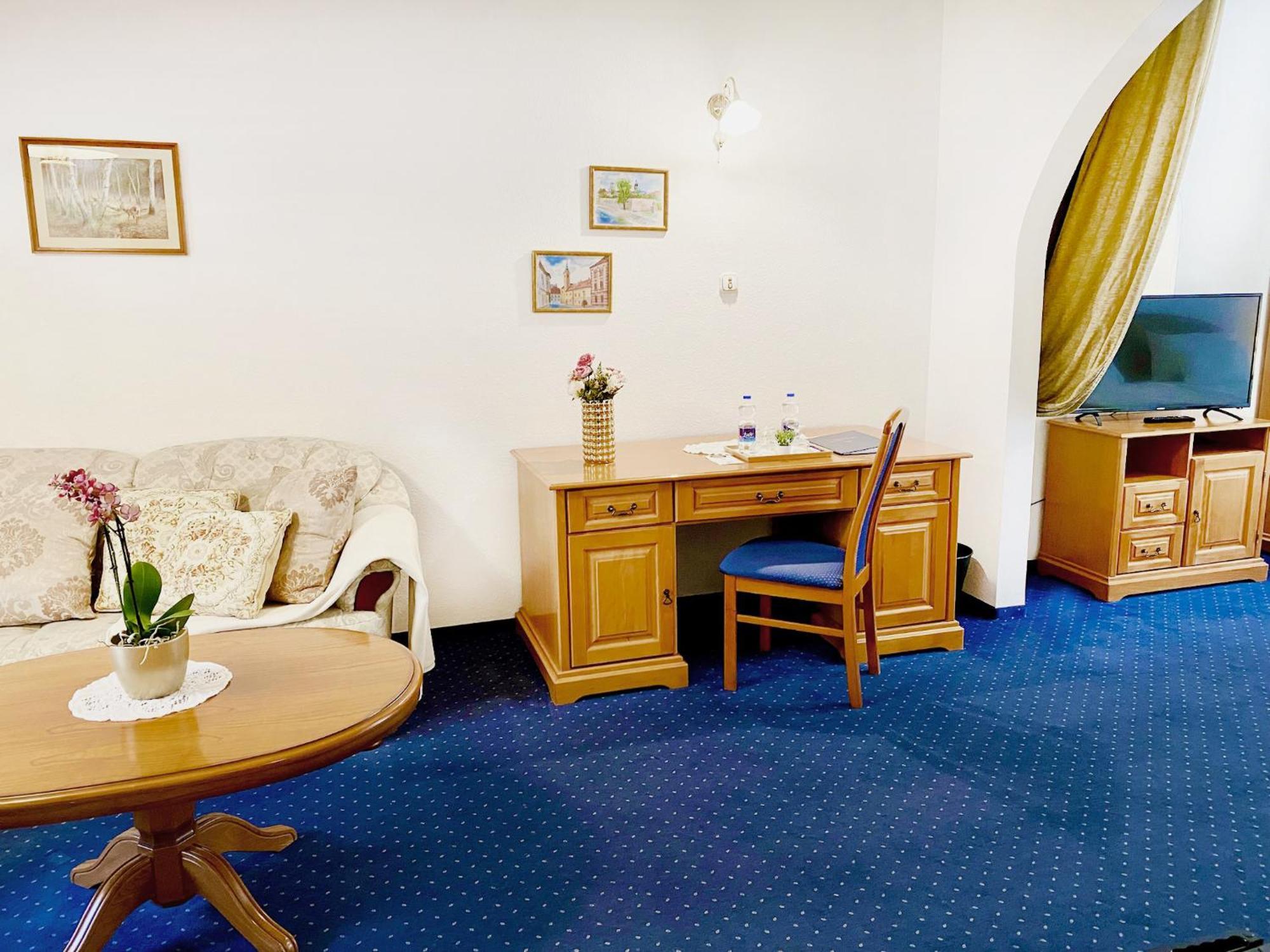 Hotel Wesselényi Győr Buitenkant foto